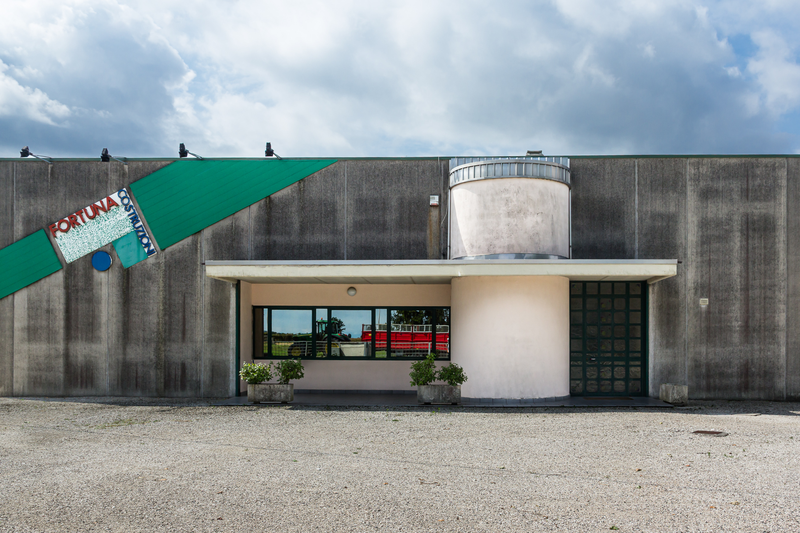 Moderne Gewerbearchitektur am Weg – „Fortuna Costruzioni“